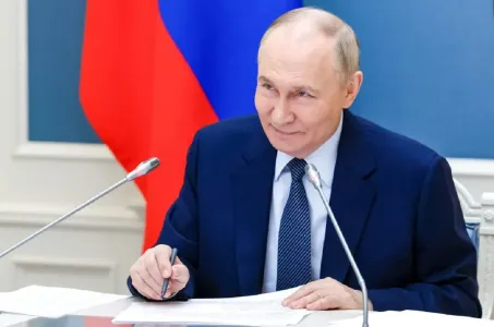 Путин вспомнил слова из советской песни, описывая демографическую ситуацию в РФ: «У нас как раз не хватает женщин»