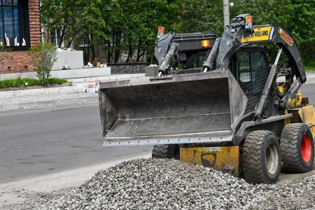 На проблемном перекрёстке в Мурманске к середине августа заменят тротуар