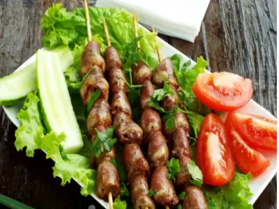 Пока все жарят мясо, мы делаем сердечки на мангале. И угадайте, кто фаворит на столе?