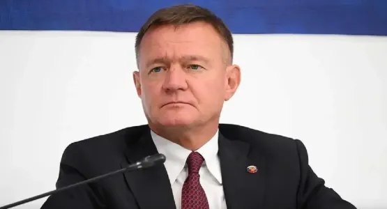 Юная возлюбленная Романа Старовойта спешно покинула кладбище после прихода экс-супруги и дочерей