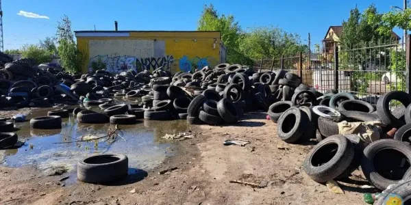 Предприниматель устроил огромную свалку шин в Мурманске — в дело вмешалась прокуратура