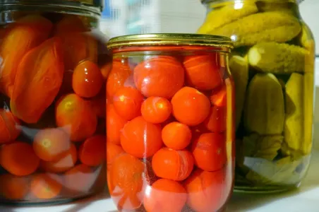 Рассол не понадобится: проверенный способ, который помогает сохранить помидоры свежими до нового урожая — нужен один особый ингредиент