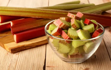 Беру ревень, изюм и черноплодную рябину — варю вкусный компот: освежает «на ура» — лучше любого кваса
