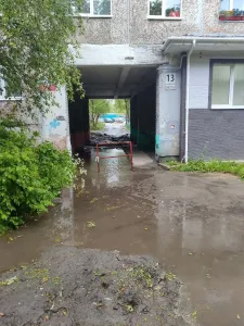 Двор на Дзержинского затопило в Апатитах из-за коммунальной аварии