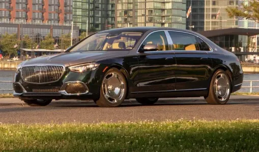 Из гаража шейха: в России на продажу выставили редкий 20-летний Maybach за 43 миллиона рублей