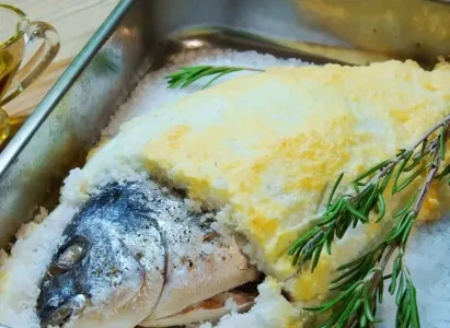 Запекаю рыбу в соляном панцире — получается невероятно сочно и вкусно: у домашних за ушами трещит