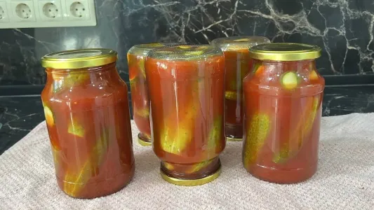 Огурцы в томатном маринаде на зиму: хрустящие, сочные и невероятно вкусные за 30 минут