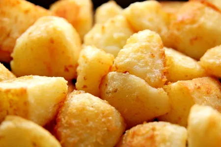 Жарю картошку с кукурузной мукой — получается сочной и хрустящей: простой лайфхак для «рукастых» хозяек