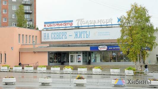 Разбитые двери кинотеатра в Апатитах заменят до сентября