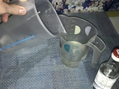 Беру рюмку водки и делаю домашний спрей, который в доме очистит почти все
