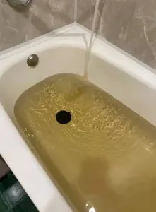 Жители Мурманска жалуются на ржавую воду после двухнедельного отключения
