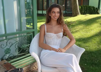 «Красотка» — подписчиков восхитила осиная талия 15-летней дочери Веры Брежневой