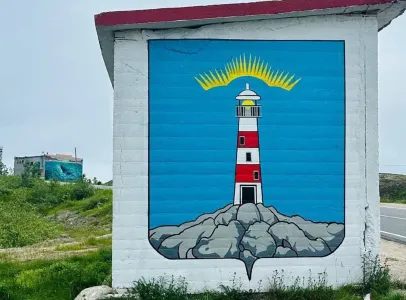 Большой герб Териберки появился на одной из остановок в населённом пункте