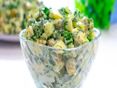 Вкусный и простой салат «Полянка»: минимум ингредиентов, а вкус лета в каждой ложке