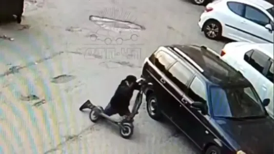 В Мурманске самокатчик дважды въехал в припаркованную машину и скрылся
