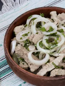 «Холодный шашлык» — мясо так нежно промариновалось, что просто тает во рту, а лук с морковью добавили идеальную сочность