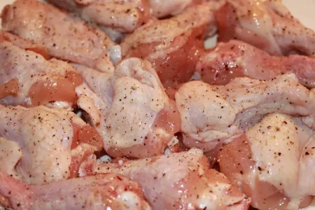 Забудьте про магазинную тушенку: готовим сочную курицу в собственном соку в мультиварке