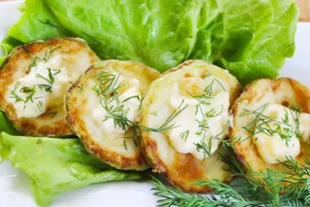 Нарезаю кабачки с чесноком и майонезом — и на сковородку — быстрее и вкуснее ужина не придумать