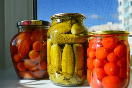 Вкуснее, чем у бабули: солим помидоры легко и просто — томаты будут сочными и плотными