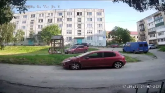 Легковушка протаранила площадку с детьми в Мурманске
