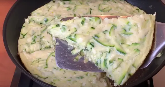 Натираю кабачки и добавляю яйцо: готовим вкусную овощную фриттату и подаём на завтрак