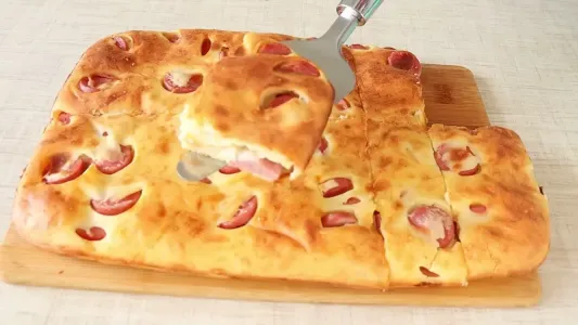 Просто заливаю сосиски кефиром — и в духовку: получается невероятно вкусная запеканка за 40 минут — никто не догадается, что это не пирог