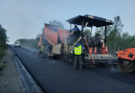 Работы по укладке асфальта на дороге в Териберку продолжились