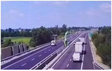 Самолет рухнул прямо на шоссе в Италии и взорвался: в Сети появилось видео