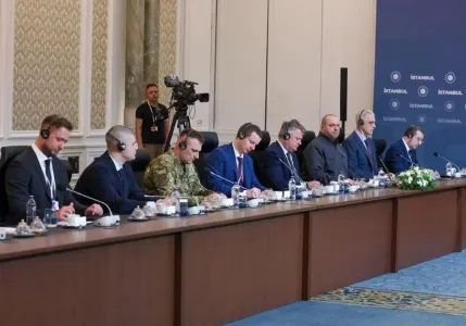 «Сидят, фыркают, пытаются на мове вещать»: украинские дипломаты до глубины души возмутились столом России, который поставили к ним слишком близко на третьих переговорах в Стамбуле