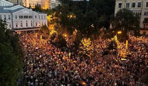 В Киеве опять скачут и кричат про «москалей»: на фоне протестов в Украине снова зазвучали лозунги Майдана 2014 года