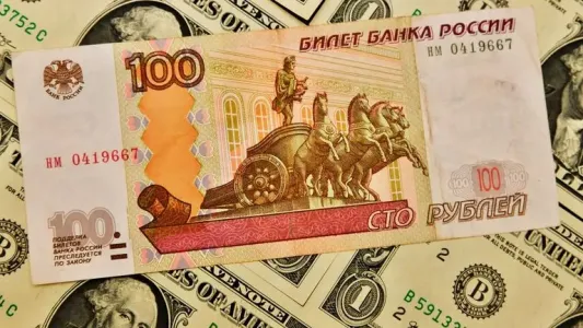 Рубль снова ждут тяжелые времена: экономист предсказал будущие колебания курса — к усилению доллара приложат руку российские туристы