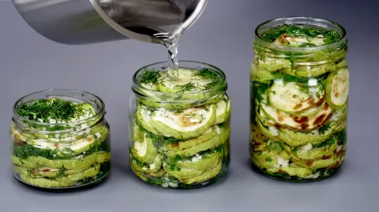 Готовлю маринованные кабачки-гриль каждый год — делюсь секретным рецептом, который покорил всю семью