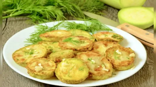 Кабачки жарю без муки — обваливаю в другой смеси: получаются вкуснее, нежнее и сочнее