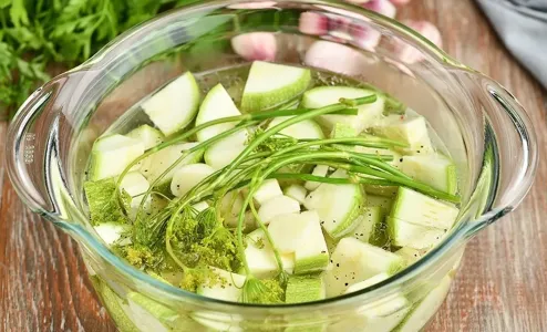 Кабачки не жарю — мариную в кипятке — хрустящая закуска для всей семьи за 10 минут