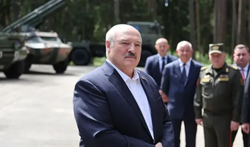 «Девочки, готовьтесь»: Лукашенко призвал Беларусь на всякий случай быть готовой к войне