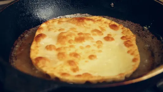 Обжариваю кефир с майонезом — получаются вкусные лепешки — дети выпрашивают добавку и не дают покоя: способ — настоящая находка