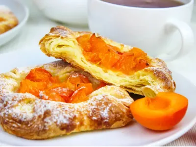 Приготовила слойки с абрикосами, и запах одурманил всех в доме: нежнее и вкуснее, чем в пекарне