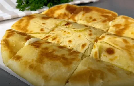 С пирожками не вожусь, готовлю быстрый жареный пирог: горстка картошки в тесто — и на сковороду