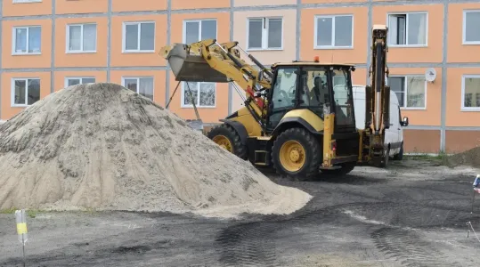 В посёлке 19 километр Печенгского района Мурманской области начали строить площадку для катания на скейтах и самокатах