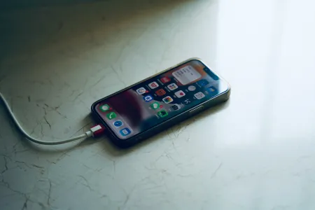 Как заряжать смартфон, чтобы не убить аккумулятор за год: 5 современных советов