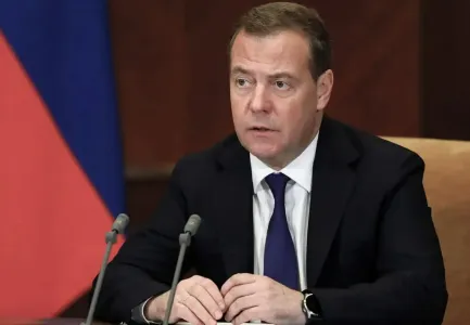 США резко сократили срок ультиматума России по миру на Украине — Медведев лютует и отвечает Трампу и Грэму* предельно конкретно: «Займитесь Америкой, дедули!»
