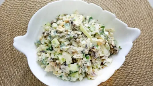 Летом салат «Вместо Оливье» из 6 ингредиентов — вкусная замена классике: все оближут пальчики