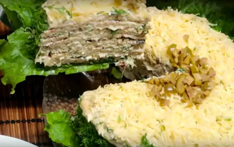 С курицей и грибами: Закусочный торт «Праздничный» за 25 минут — сытные коржи и нежная начинка
