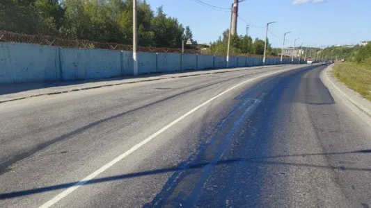 Жители Мурманска жалуются на залитые гудроном дороги