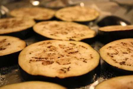 Быстрая закуска из баклажанов: пару действий и все готово — вкуснее салатов, лодочек и рулетиков