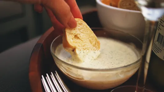 Забудете про майонез — готовим вкусный соус без масла и сырых яиц всего из 3 ингредиентов за 5 минут
