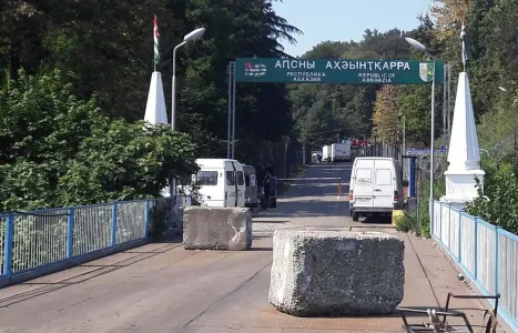 В Абхазию так просто не пустят, туристическая сфера под угрозой: что ждет россиян в 2026 году