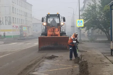 Три машины и 13 рабочих устраняют последствия потопа в Никеле Мурманской области
