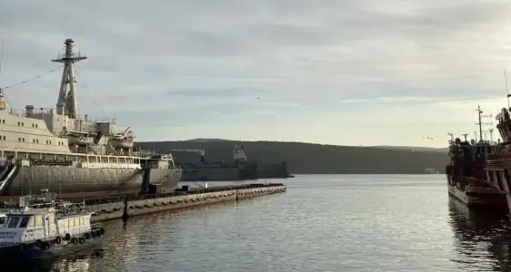 Рыбалка у дома — житель Мурманска наловил несколько килограммов рыбы прямо у морвокзала