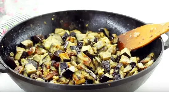 Жарю баклажаны новым способом: на вкус — как грибы, невозможно оторваться
